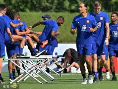 开云体育app-柏林联队球员备战应对挑战，齐心协力()  第1张