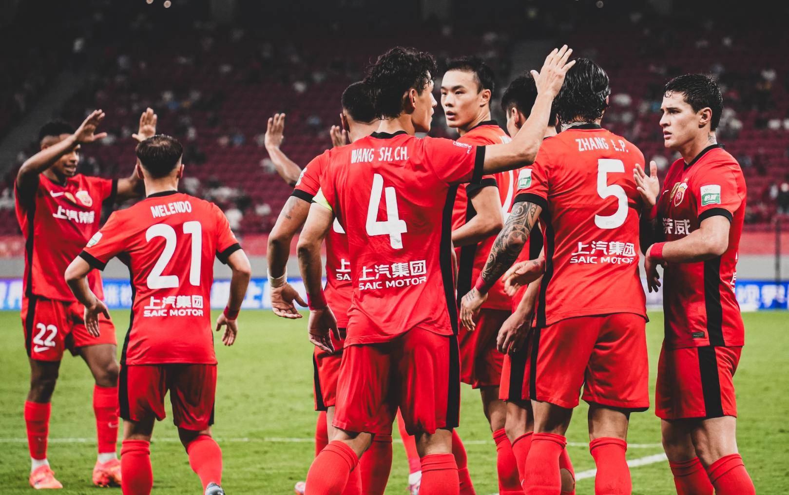 开云在线登录官网-英超球队员工集体感染新冠，中超各队密切关注()  第1张