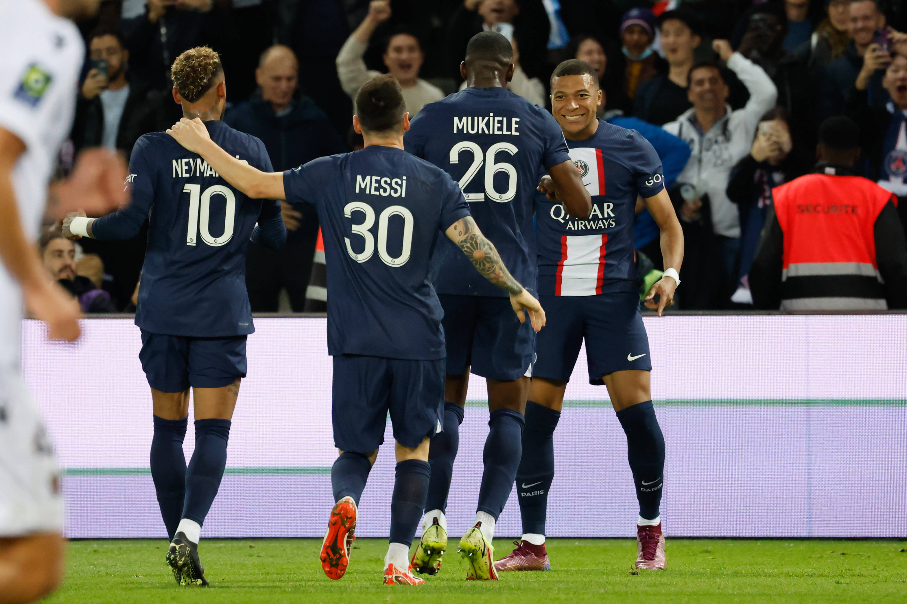 开云app-巴黎圣日耳曼中场巧妙传球，助攻制胜()  第2张