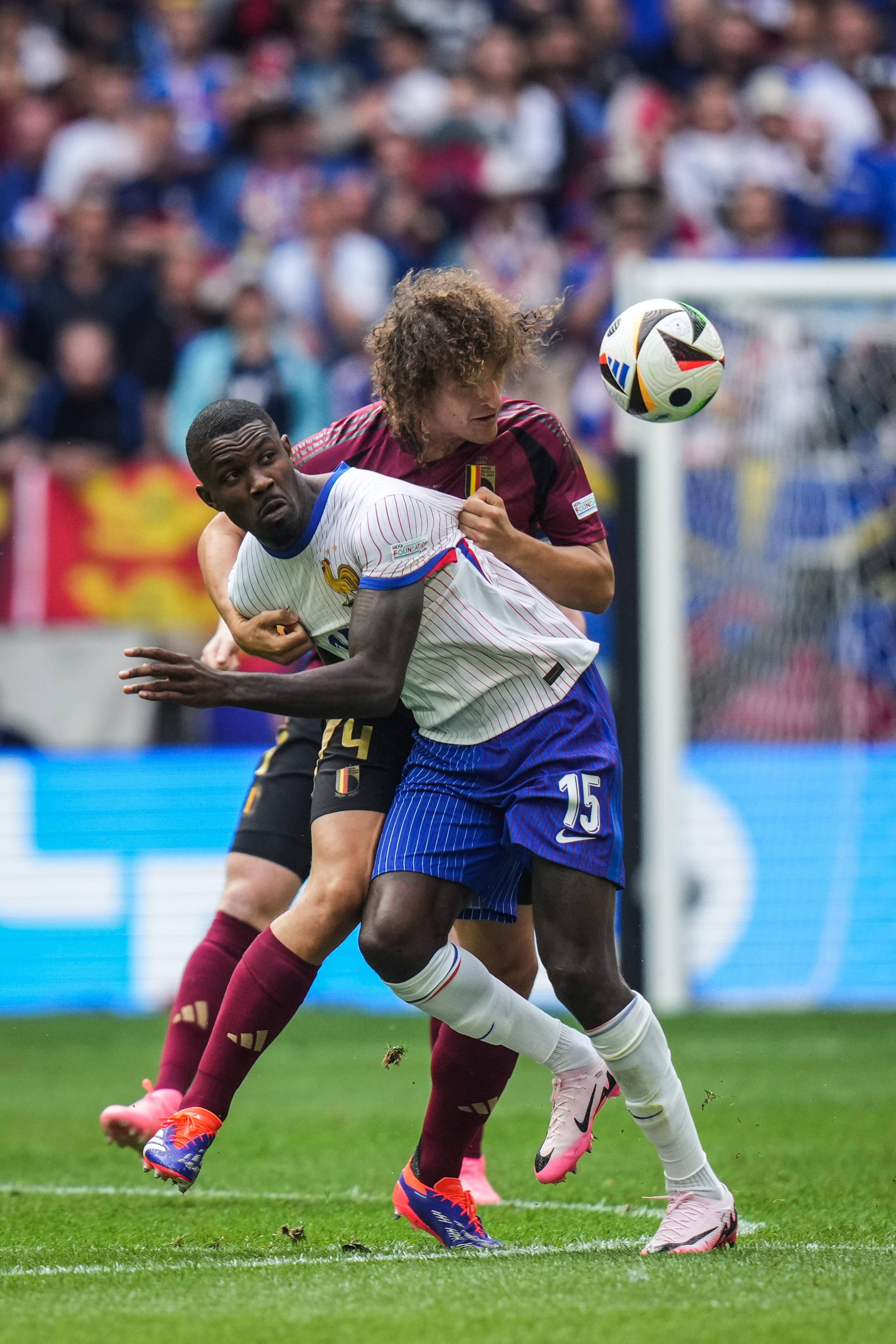 开云体育sports-欧洲俱乐部足球比赛反响强烈，球迷热情高涨()  第2张